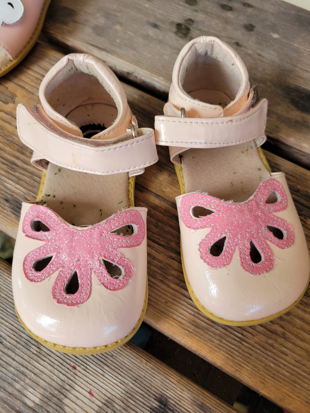 LIVIE + LUCA SZ 7C GUC MUTED BABY PINK Petals sandals velcro Strap